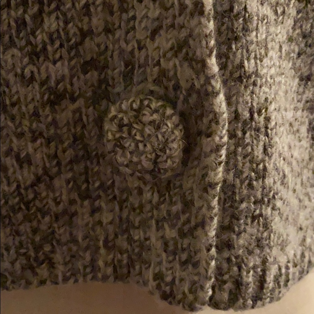 2 button Sweater - Picture 4 of 12